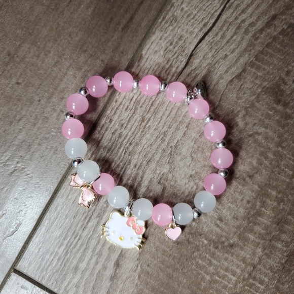 NWT Hello Kitty Pink and White Beaded Bracelet Stretchy Charm Jewelry 18cm - Picture 2 of 10